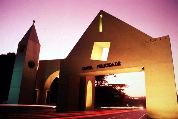 Santa Felicidade - Atualmente, o bairro  um importante reduto gastronmico, com grande quantidade de restaurantes de cozinha italiana, alm de ter muitas vincolas e lojas de artesanato.