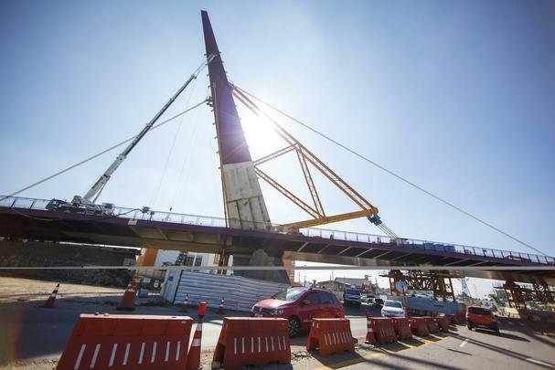 Viaduto estaiado no cruzamento da Avenida das Torres com a Coronel Francisco H. Dos Santos