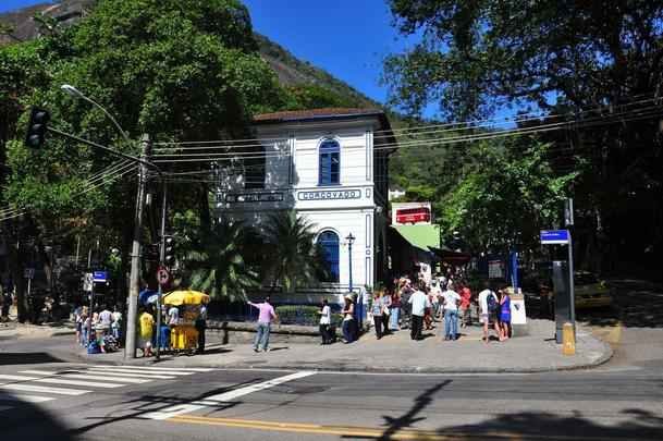 Morro do Corcovado - O Cristo Redentor, grande smbolo da cidade e recentemente eleito como uma das Sete Maravilhas do Mundo Moderno, fica a 710 m do nvel do mar. (Rua Cosme Velho, 513, Cosme Velho)