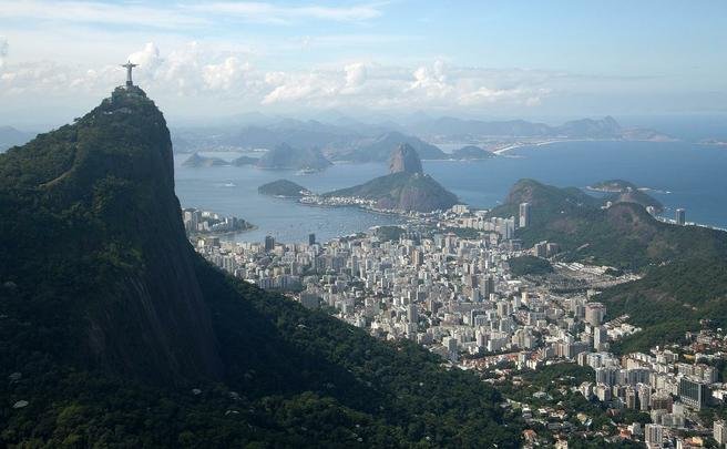 Morro do Corcovado - O Cristo Redentor, grande smbolo da cidade e recentemente eleito como uma das Sete Maravilhas do Mundo Moderno, fica a 710 m do nvel do mar. (Rua Cosme Velho, 513, Cosme Velho)