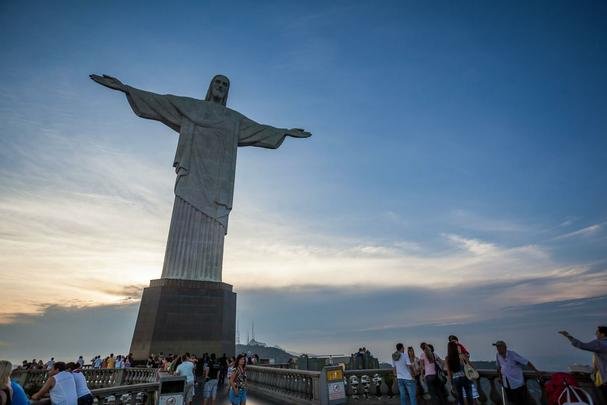 Morro do Corcovado - O Cristo Redentor, grande smbolo da cidade e recentemente eleito como uma das Sete Maravilhas do Mundo Moderno, fica a 710 m do nvel do mar. (Rua Cosme Velho, 513, Cosme Velho)