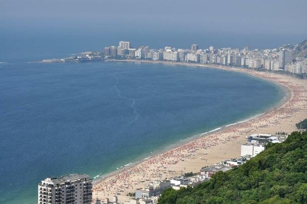 Praia de Copacabana, um dos pontos da cidade que mais atraem turistas