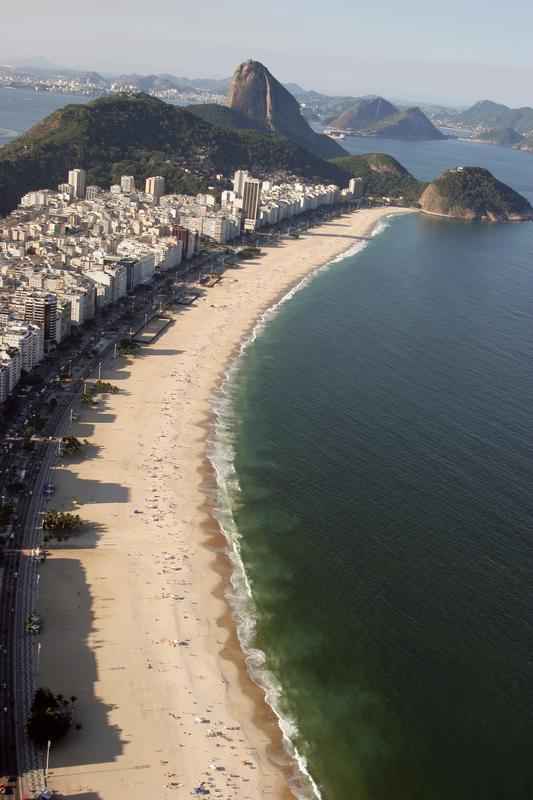Praia de Copacabana, um dos pontos da cidade que mais atraem turistas