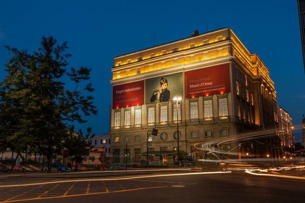 Theatro Municipal - Um dos mais imponentes e belos prdios do Rio de Janeiro, o Theatro Municipal foi inaugurado em 14 de julho de 1909. Erguido de frente para a Praa Floriano, conhecida como Cinelndia, no centro da cidade, o Theatro Municipal  a principal casa de espetculos do Brasil e uma das mais importantes da Amrica do Sul. (Praca Marechal Floriano S/N - Centro)