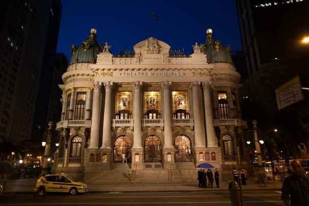Theatro Municipal - Um dos mais imponentes e belos prdios do Rio de Janeiro, o Theatro Municipal foi inaugurado em 14 de julho de 1909. Erguido de frente para a Praa Floriano, conhecida como Cinelndia, no centro da cidade, o Theatro Municipal  a principal casa de espetculos do Brasil e uma das mais importantes da Amrica do Sul. (Praca Marechal Floriano S/N - Centro)