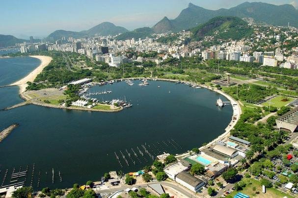 Marina da Glria - Dispe de cais flutuante e cais nobre e uma infra-estrutura de apoio s embarcaes tursticas e desportivas, alm de uma variada opo de lojas especializadas em material nutico, restaurantes, lojas de convenincia, estacionamento privativo, segurana dia e noite, cursos de vela, pesca e mergulho
