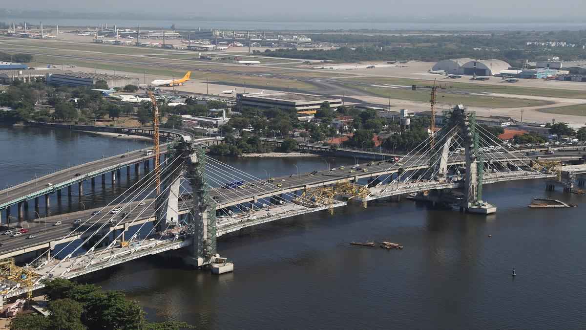 Parte importante da Transcarioca, a Ponte Prefeito Pereira Passos ser exclusiva para o BRT. Com 400m de extenso, vai ligar a Ilha do Fundo  entrada da Ilha do Governador