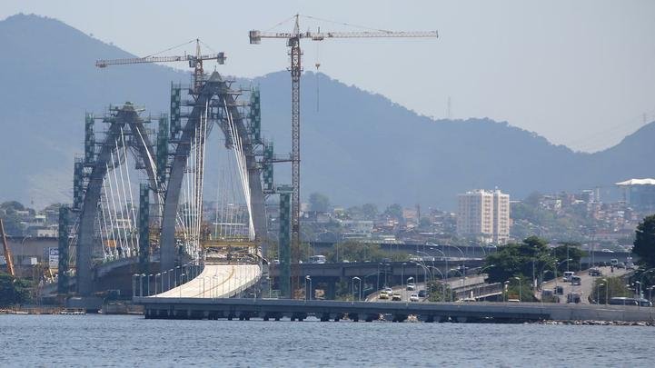 Parte importante da Transcarioca, a Ponte Prefeito Pereira Passos ser exclusiva para o BRT. Com 400m de extenso, vai ligar a Ilha do Fundo  entrada da Ilha do Governador