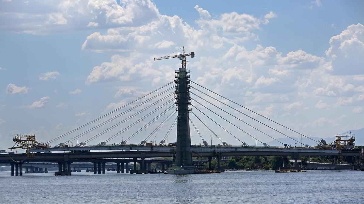 Parte importante da Transcarioca, a Ponte Prefeito Pereira Passos ser exclusiva para o BRT. Com 400m de extenso, vai ligar a Ilha do Fundo  entrada da Ilha do Governador