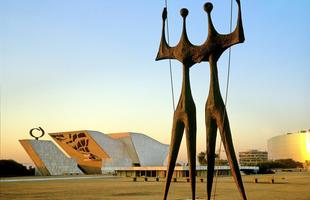 Praa dos Trs Poderes -Abriga as sedes dos trs poderes do Estado: o Palcio do Planalto (poder Executivo), o Congresso (poder Legislativo) e o Supremo Tribunal Federal (poder Judicirio). A Praa e os edifcios que a cercam so obras de Oscar Niemeyer e Lcio Costa, responsveis pela arquitetura ousada da cidade de Braslia