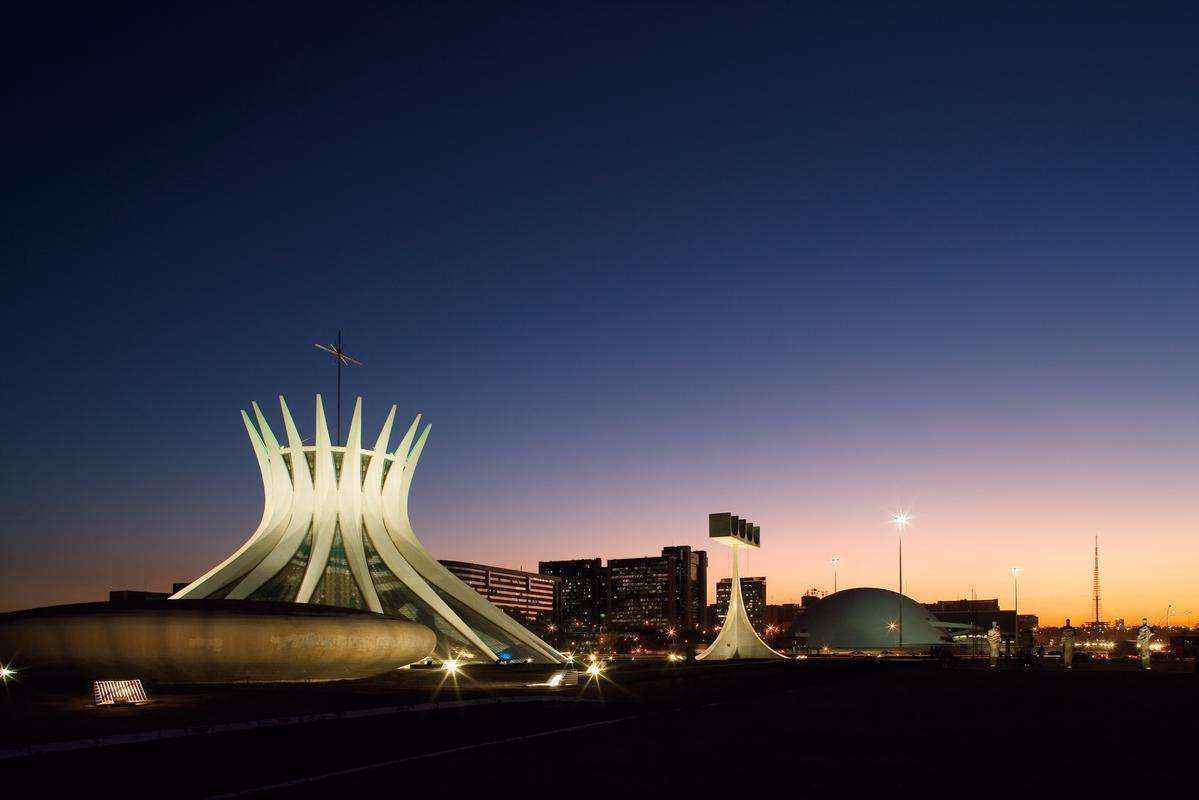 Catedral de Braslia - A Catedral Nossa Senhora Aparecida  uma obra do arquiteto Oscar Niemeyer. Assim como em outros edifcios monumentais da cidade, o acesso  Catedral  desvinculado da via pblica por uma rampa que atinge o subsolo, onde se desenvolvem as atividades religiosas. Complementam o conjunto o campanrio e o batistrio. As obras de arte integrada so de autoria de Marianne Peretti, Athos Bulco, Alfredo Ceschiatti e Di Cavalcanti. (Esplanada dos Ministrios lote 12)