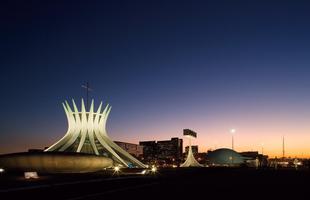 Catedral de Braslia - A Catedral Nossa Senhora Aparecida  uma obra do arquiteto Oscar Niemeyer. Assim como em outros edifcios monumentais da cidade, o acesso  Catedral  desvinculado da via pblica por uma rampa que atinge o subsolo, onde se desenvolvem as atividades religiosas. Complementam o conjunto o campanrio e o batistrio. As obras de arte integrada so de autoria de Marianne Peretti, Athos Bulco, Alfredo Ceschiatti e Di Cavalcanti. (Esplanada dos Ministrios lote 12)