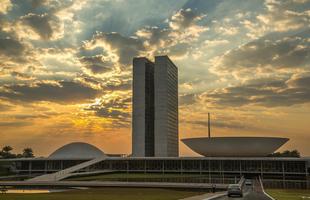 Ponto focal da ligao entre a Esplanada dos Ministrios e a Praa dos Trs Poderes, o Congresso Nacional representa, com a Torre de TV, os marcos verticais do Eixo Monumental. De autoria do arquiteto Oscar Niemeyer, sua concepo plstica contrape-se  linha horizontal da cidade. Sua verticalidade  marcada pelos dois edifcios administrativos, com 28 pavimentos: um para a Cmara dos Deputados e outro para o Senado Federal, em contraste com a base horizontal com as duas cpulas, onde se localizam os plenrios.  uma composio assimtrica que, nas palavras do arquiteto, constitui, mais do que uma simples questo de engenharia, 'uma manifestao do esprito, da imaginao e da poesia'