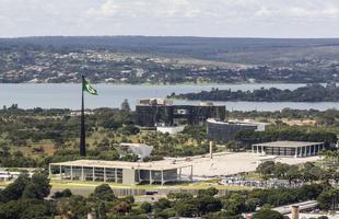 Palcio da Alvorada (vista area) - Situado em local privilegiado  margem do Lago Parano, a construo do Palcio da Alvorada  anterior  da prpria cidade. Construdo para ser a residncia oficial do Presidente da Repblica, foi o primeiro palcio de Braslia. A sofisticao, a suntuosidade e a monumentalidade so obtidas pela escala dos espaos internos e externos, mais do que em funo do ornamento e das propores. O grande jardim dianteiro contribui para acentuar a horizontalidade e a monumentalidade da edificao e permite a privacidade e a proteo pela distncia, necessria  residncia oficial. A rea comporta tambm a pequena capela lateral de forma escultrica. (Via Presidencial, s/n, Zona Cvico-Administrativa).