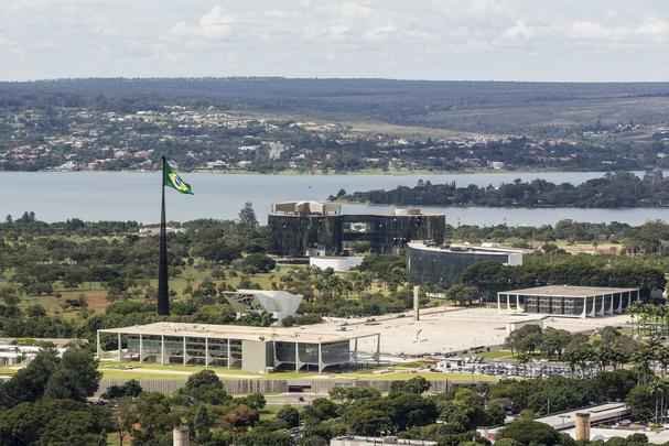 Palcio da Alvorada (vista area) - Situado em local privilegiado  margem do Lago Parano, a construo do Palcio da Alvorada  anterior  da prpria cidade. Construdo para ser a residncia oficial do Presidente da Repblica, foi o primeiro palcio de Braslia. A sofisticao, a suntuosidade e a monumentalidade so obtidas pela escala dos espaos internos e externos, mais do que em funo do ornamento e das propores. O grande jardim dianteiro contribui para acentuar a horizontalidade e a monumentalidade da edificao e permite a privacidade e a proteo pela distncia, necessria  residncia oficial. A rea comporta tambm a pequena capela lateral de forma escultrica. (Via Presidencial, s/n, Zona Cvico-Administrativa).