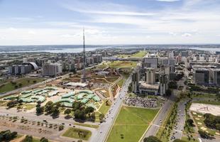 Eixo Monumental - Um dos elementos definidores da forma do Plano Piloto, o Eixo Monumental  o local onde se acentua a escala monumental proposta  por Lucio Costa no Relatrio do Plano Piloto de Braslia. As propores urbansticas desta rea, evidentes no afastamento entre as edificaes e nas dimenses dos logradouros pblicos, realam os conjuntos arquitetnicos, especialmente os de carter governamental e institucional. Estende-se por  16 Km e  composto por seis vias de trfego em cada sentido, separadas por um grande canteiro central. Em seu extremo leste est a Praa dos Trs Poderes, seguida pela Esplanada dos Ministrios. No seu lado oeste, localiza-se o parque da Torre de TV, seguido pelo Centro de Convenes e pela Praa do Buriti, local da sede do Governo do Distrito Federal. No extremo oeste, situa-se a antiga Rodoferroviria.