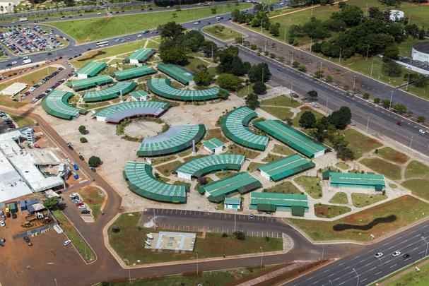 Eixo Monumental - Um dos elementos definidores da forma do Plano Piloto, o Eixo Monumental  o local onde se acentua a escala monumental proposta  por Lucio Costa no Relatrio do Plano Piloto de Braslia. As propores urbansticas desta rea, evidentes no afastamento entre as edificaes e nas dimenses dos logradouros pblicos, realam os conjuntos arquitetnicos, especialmente os de carter governamental e institucional. Estende-se por  16 Km e  composto por seis vias de trfego em cada sentido, separadas por um grande canteiro central. Em seu extremo leste est a Praa dos Trs Poderes, seguida pela Esplanada dos Ministrios. No seu lado oeste, localiza-se o parque da Torre de TV, seguido pelo Centro de Convenes e pela Praa do Buriti, local da sede do Governo do Distrito Federal. No extremo oeste, situa-se a antiga Rodoferroviria.