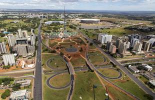 Eixo Monumental - Um dos elementos definidores da forma do Plano Piloto, o Eixo Monumental  o local onde se acentua a escala monumental proposta  por Lucio Costa no Relatrio do Plano Piloto de Braslia. As propores urbansticas desta rea, evidentes no afastamento entre as edificaes e nas dimenses dos logradouros pblicos, realam os conjuntos arquitetnicos, especialmente os de carter governamental e institucional. Estende-se por  16 Km e  composto por seis vias de trfego em cada sentido, separadas por um grande canteiro central. Em seu extremo leste est a Praa dos Trs Poderes, seguida pela Esplanada dos Ministrios. No seu lado oeste, localiza-se o parque da Torre de TV, seguido pelo Centro de Convenes e pela Praa do Buriti, local da sede do Governo do Distrito Federal. No extremo oeste, situa-se a antiga Rodoferroviria.