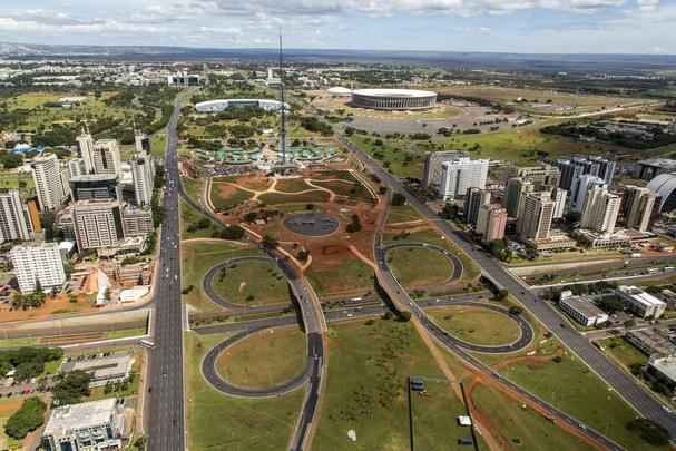 Eixo Monumental - Um dos elementos definidores da forma do Plano Piloto, o Eixo Monumental  o local onde se acentua a escala monumental proposta  por Lucio Costa no Relatrio do Plano Piloto de Braslia. As propores urbansticas desta rea, evidentes no afastamento entre as edificaes e nas dimenses dos logradouros pblicos, realam os conjuntos arquitetnicos, especialmente os de carter governamental e institucional. Estende-se por  16 Km e  composto por seis vias de trfego em cada sentido, separadas por um grande canteiro central. Em seu extremo leste est a Praa dos Trs Poderes, seguida pela Esplanada dos Ministrios. No seu lado oeste, localiza-se o parque da Torre de TV, seguido pelo Centro de Convenes e pela Praa do Buriti, local da sede do Governo do Distrito Federal. No extremo oeste, situa-se a antiga Rodoferroviria.