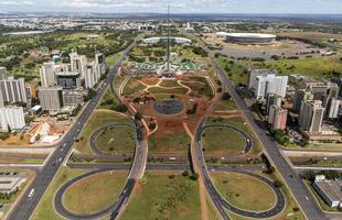 Eixo Monumental - Um dos elementos definidores da forma do Plano Piloto, o Eixo Monumental  o local onde se acentua a escala monumental proposta  por Lucio Costa no Relatrio do Plano Piloto de Braslia. As propores urbansticas desta rea, evidentes no afastamento entre as edificaes e nas dimenses dos logradouros pblicos, realam os conjuntos arquitetnicos, especialmente os de carter governamental e institucional. Estende-se por  16 Km e  composto por seis vias de trfego em cada sentido, separadas por um grande canteiro central. Em seu extremo leste est a Praa dos Trs Poderes, seguida pela Esplanada dos Ministrios. No seu lado oeste, localiza-se o parque da Torre de TV, seguido pelo Centro de Convenes e pela Praa do Buriti, local da sede do Governo do Distrito Federal. No extremo oeste, situa-se a antiga Rodoferroviria.