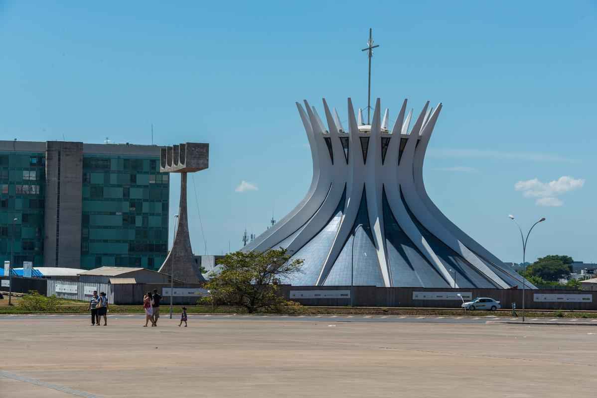 Catedral de Braslia - A Catedral Nossa Senhora Aparecida  uma obra do arquiteto Oscar Niemeyer. Assim como em outros edifcios monumentais da cidade, o acesso  Catedral  desvinculado da via pblica por uma rampa que atinge o subsolo, onde se desenvolvem as atividades religiosas. Complementam o conjunto o campanrio e o batistrio. As obras de arte integrada so de autoria de Marianne Peretti, Athos Bulco, Alfredo Ceschiatti e Di Cavalcanti. (Esplanada dos Ministrios lote 12)