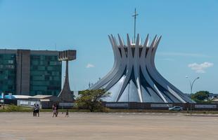 Catedral de Braslia - A Catedral Nossa Senhora Aparecida  uma obra do arquiteto Oscar Niemeyer. Assim como em outros edifcios monumentais da cidade, o acesso  Catedral  desvinculado da via pblica por uma rampa que atinge o subsolo, onde se desenvolvem as atividades religiosas. Complementam o conjunto o campanrio e o batistrio. As obras de arte integrada so de autoria de Marianne Peretti, Athos Bulco, Alfredo Ceschiatti e Di Cavalcanti. (Esplanada dos Ministrios lote 12)