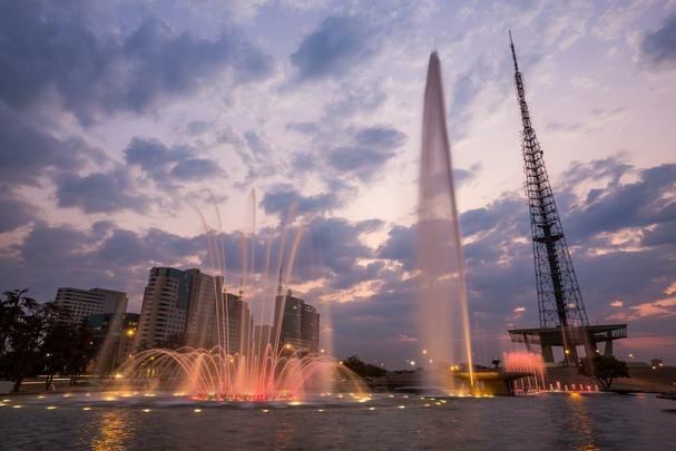 Torre de TV - De autoria de Lucio Costa, a Torre de TV  o elemento mais alto e destacado da paisagem urbana. Constitui um marco visual em relao  cidade como um todo.  poca de sua construo, inclua-se entre as edificaes mais altas do mundo. Trata-se de uma estrutura metlica, com um mirante a meia altura, sobre uma base de concreto aparente, em forma de prisma de base triangular, de onde  possvel ver  toda a cidade Est inserida num parque, projeto original de Roberto Burle Marx, prximo  Rodoviria, no ponto da cota mais alta do Eixo Monumental. Caracteriza-se como um dos locais de lazer, com maior afluncia de pblico na cidade. (Eixo Monumental)
