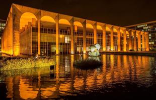 Palcio do Itamaraty - O Ministrio das Relaes Exteriores, criao do arquiteto Oscar Niemeyer e projeto estrutural do engenheiro Joaquim Cardozo,  tambm conhecido como Palcio dos Arcos e, principalmente, como Palcio do Itamaraty, herdando o nome do seu correspondente no Rio de Janeiro, antiga capital do pas. O elemento de transio que o separa do espao pblico  um grande espelho d'gua, cujo projeto paisagstico de Roberto Burle Marx incorpora tanto espcies exticas da flora tropical quanto esculturas de mestre brasileiros. As obras de arte integradas  arquitetura so de autoria de Athos Bulco, Maria Martins, Mary Vieira, Franz Weissmann, Alfredo Volpi, Alfredo Ceschiatti, Victor Brecheret, Srgio Camargo, Rubem Valentim, Emanuel Arajo e Pedro Correia de Arajo. (Esplanada dos Ministrios - Bloco H. Telefone: (61) 3411-8051)