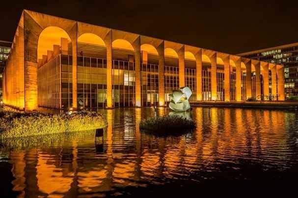 Palcio do Itamaraty - O Ministrio das Relaes Exteriores, criao do arquiteto Oscar Niemeyer e projeto estrutural do engenheiro Joaquim Cardozo,  tambm conhecido como Palcio dos Arcos e, principalmente, como Palcio do Itamaraty, herdando o nome do seu correspondente no Rio de Janeiro, antiga capital do pas. O elemento de transio que o separa do espao pblico  um grande espelho d'gua, cujo projeto paisagstico de Roberto Burle Marx incorpora tanto espcies exticas da flora tropical quanto esculturas de mestre brasileiros. As obras de arte integradas  arquitetura so de autoria de Athos Bulco, Maria Martins, Mary Vieira, Franz Weissmann, Alfredo Volpi, Alfredo Ceschiatti, Victor Brecheret, Srgio Camargo, Rubem Valentim, Emanuel Arajo e Pedro Correia de Arajo. (Esplanada dos Ministrios - Bloco H. Telefone: (61) 3411-8051)