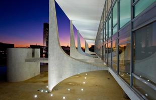 Palcio do Planalto - Limitando lateralmente a Praa dos Trs Poderes, o Palcio do Planalto se insere no conjunto de obras de Oscar Niemeyer denominadas Palcios dos Prticos. O prdio encanta pela beleza das colunas definidas pelo arquiteto como 'leves como penas pousando no cho'. O Palcio do Planalto  a sede do Poder Executivo Federal e abriga o Gabinete Presidencial do Brasil. Inaugurado em 21 de abril de 1960, foi o centro das comemoraes da inaugurao de Braslia e marca a histria brasileira por simbolizar a transferncia da Capital Federal para o interior do Pas, promovida no Governo do Presidente Juscelino Kubitschek.