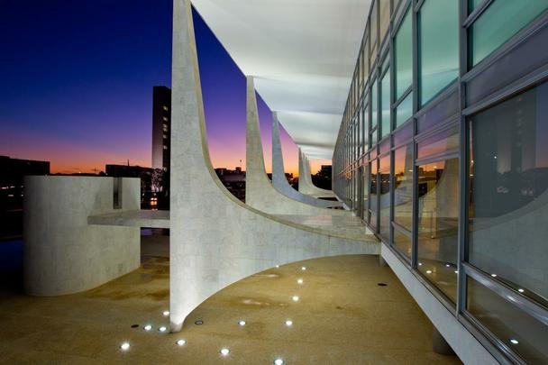 Palcio do Planalto - Limitando lateralmente a Praa dos Trs Poderes, o Palcio do Planalto se insere no conjunto de obras de Oscar Niemeyer denominadas Palcios dos Prticos. O prdio encanta pela beleza das colunas definidas pelo arquiteto como 'leves como penas pousando no cho'. O Palcio do Planalto  a sede do Poder Executivo Federal e abriga o Gabinete Presidencial do Brasil. Inaugurado em 21 de abril de 1960, foi o centro das comemoraes da inaugurao de Braslia e marca a histria brasileira por simbolizar a transferncia da Capital Federal para o interior do Pas, promovida no Governo do Presidente Juscelino Kubitschek.