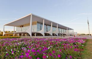 Palcio do Planalto - Limitando lateralmente a Praa dos Trs Poderes, o Palcio do Planalto se insere no conjunto de obras de Oscar Niemeyer denominadas Palcios dos Prticos. O prdio encanta pela beleza das colunas definidas pelo arquiteto como 'leves como penas pousando no cho'. O Palcio do Planalto  a sede do Poder Executivo Federal e abriga o Gabinete Presidencial do Brasil. Inaugurado em 21 de abril de 1960, foi o centro das comemoraes da inaugurao de Braslia e marca a histria brasileira por simbolizar a transferncia da Capital Federal para o interior do Pas, promovida no Governo do Presidente Juscelino Kubitschek.