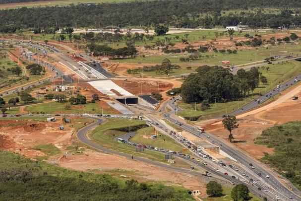 Ampliao da DF-047, chamada Estrada Parque Aeroporto, que d acesso ao Aeroporto Internacional