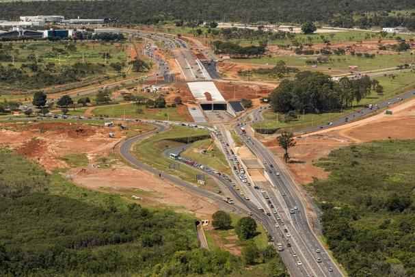 Ampliao da DF-047, chamada Estrada Parque Aeroporto, que d acesso ao Aeroporto Internacional