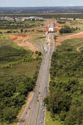 Ampliao da DF-047, chamada Estrada Parque Aeroporto, que d acesso ao Aeroporto Internacional