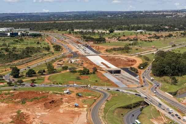 Ampliao da DF-047, chamada Estrada Parque Aeroporto, que d acesso ao Aeroporto Internacional