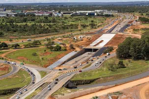 Ampliao da DF-047, chamada Estrada Parque Aeroporto, que d acesso ao Aeroporto Internacional