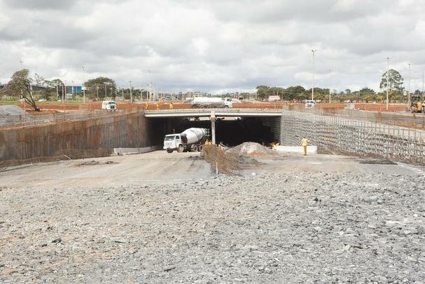 Ampliao da DF-047, chamada Estrada Parque Aeroporto, que d acesso ao Aeroporto Internacional
