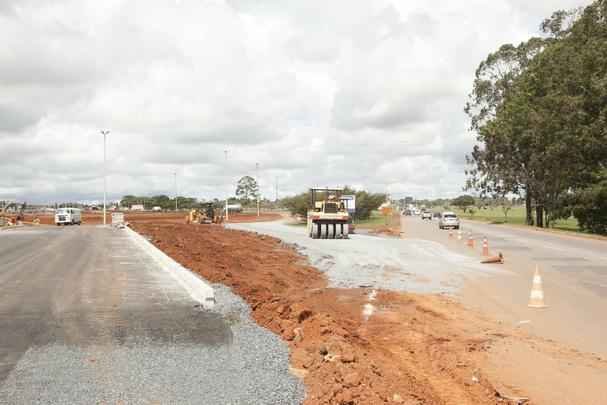 Ampliao da DF-047, chamada Estrada Parque Aeroporto, que d acesso ao Aeroporto Internacional