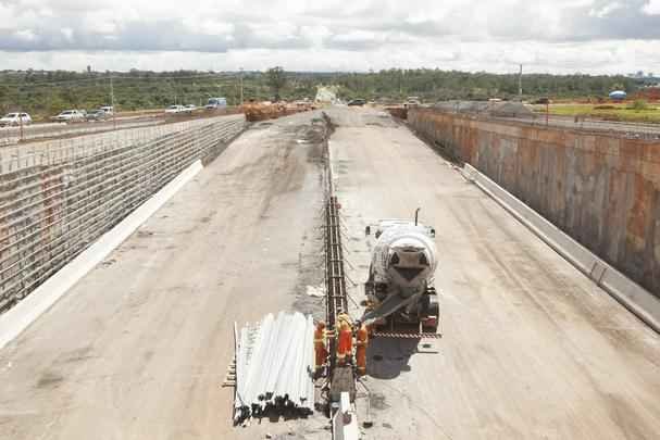 Ampliao da DF-047, chamada Estrada Parque Aeroporto, que d acesso ao Aeroporto Internacional