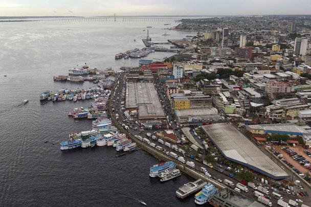 Porto de Manaus -  o maior porto flutuante do mundo. Pode operar com quatro navios simultaneamente em qualquer perodo do ano e mais trs navios durante a cheia do Rio Negro nos beros fixos Paredo e TC (Plataforma Malcher)