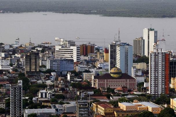 Teatro Amazonas - A construo  de 1896. Quase todos os materiais da construo so de origem europeia. Um smbolo da prosperidade da regio no ciclo da borracha. (Visitas com horrio agendado pelo telefone (92) 3622-1880 - Praa do Congresso - Centro)