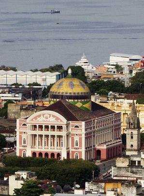 Teatro Amazonas - A construo  de 1896. Quase todos os materiais da construo so de origem europeia. Um smbolo da prosperidade da regio no ciclo da borracha. (Visitas com horrio agendado pelo telefone (92) 3622-1880 - Praa do Congresso - Centro)