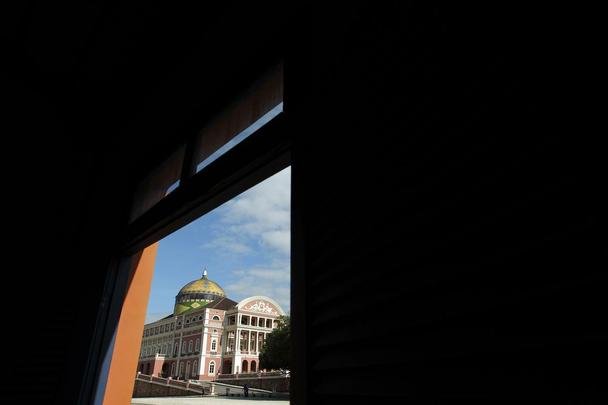 Teatro Amazonas - A construo  de 1896. Quase todos os materiais da construo so de origem europeia. Um smbolo da prosperidade da regio no ciclo da borracha. (Visitas com horrio agendado pelo telefone (92) 3622-1880 - Praa do Congresso - Centro)