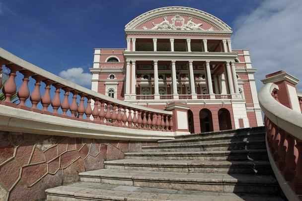 Teatro Amazonas - A construo  de 1896. Quase todos os materiais da construo so de origem europeia. Um smbolo da prosperidade da regio no ciclo da borracha. (Visitas com horrio agendado pelo telefone (92) 3622-1880 - Praa do Congresso - Centro)