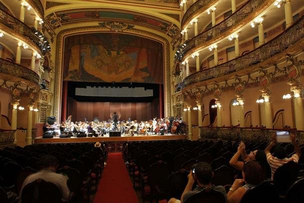 Teatro Amazonas - A construo  de 1896. Quase todos os materiais da construo so de origem europeia. Um smbolo da prosperidade da regio no ciclo da borracha. (Visitas com horrio agendado pelo telefone (92) 3622-1880 - Praa do Congresso - Centro)