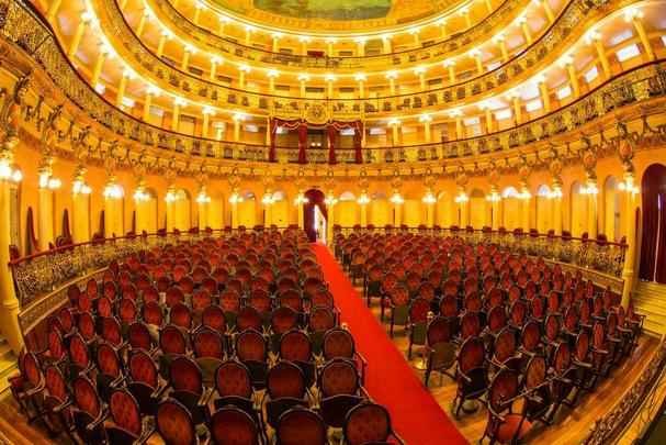 Teatro Amazonas - A construo  de 1896. Quase todos os materiais da construo so de origem europeia. Um smbolo da prosperidade da regio no ciclo da borracha. (Visitas com horrio agendado pelo telefone (92) 3622-1880 - Praa do Congresso - Centro)