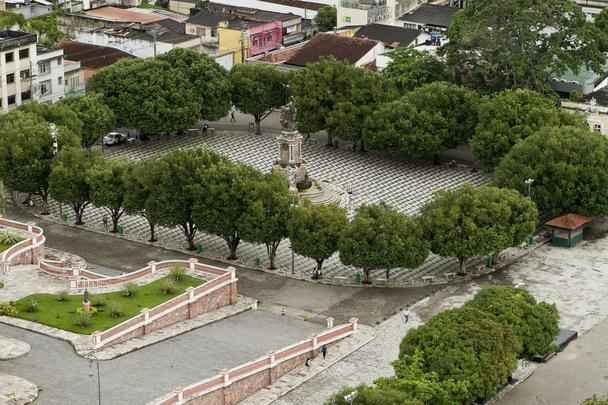 Monumento  Abertura dos Portos s Naes Amigas - Localizado na Praa So Sebastio, diante do Teatro Amazonas, esse monumento foi inaugurado em 1900 para comemorar a liberao dos portos do Rio Amazonas ao comrcio exterior, em 1866.