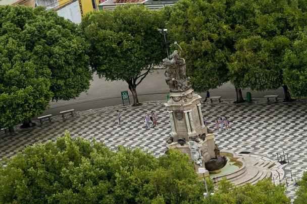 Monumento  Abertura dos Portos s Naes Amigas - Localizado na Praa So Sebastio, diante do Teatro Amazonas, esse monumento foi inaugurado em 1900 para comemorar a liberao dos portos do Rio Amazonas ao comrcio exterior, em 1866.