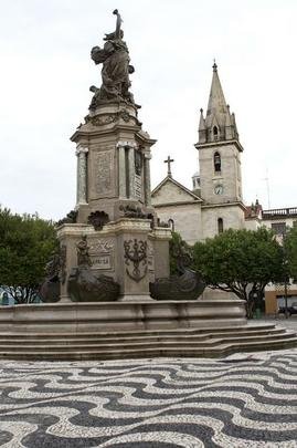 Monumento  Abertura dos Portos s Naes Amigas - Localizado na Praa So Sebastio, diante do Teatro Amazonas, esse monumento foi inaugurado em 1900 para comemorar a liberao dos portos do Rio Amazonas ao comrcio exterior, em 1866.
